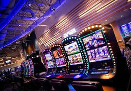 Người dùng Việt Nam chơi slot online mew88 trên điện thoại trong lúc rảnh